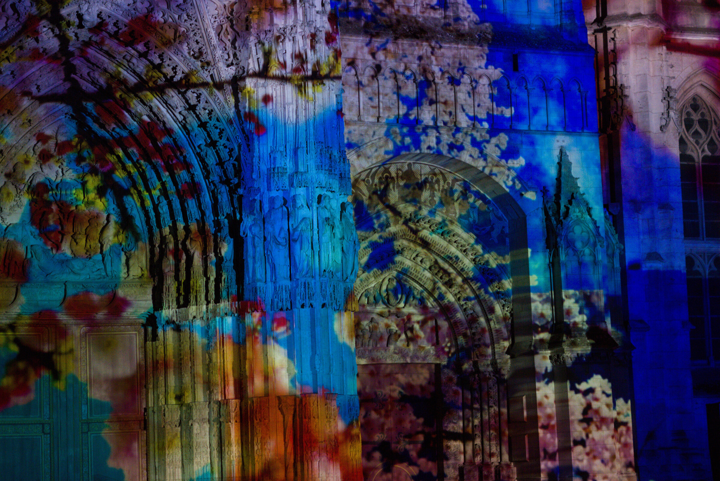 Détail mural abstrait en lumière bleue