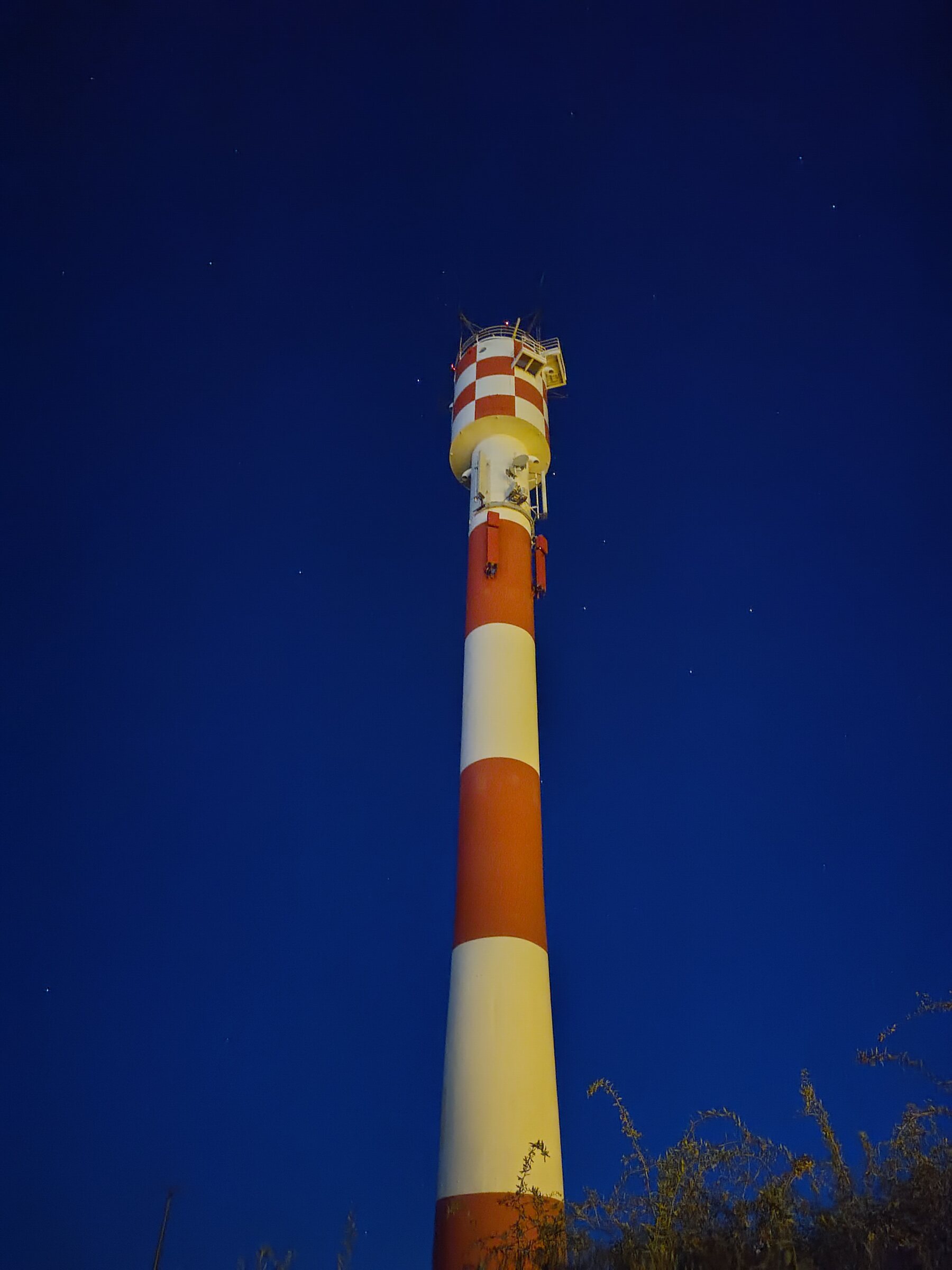 Cheminée industrielle de nuit