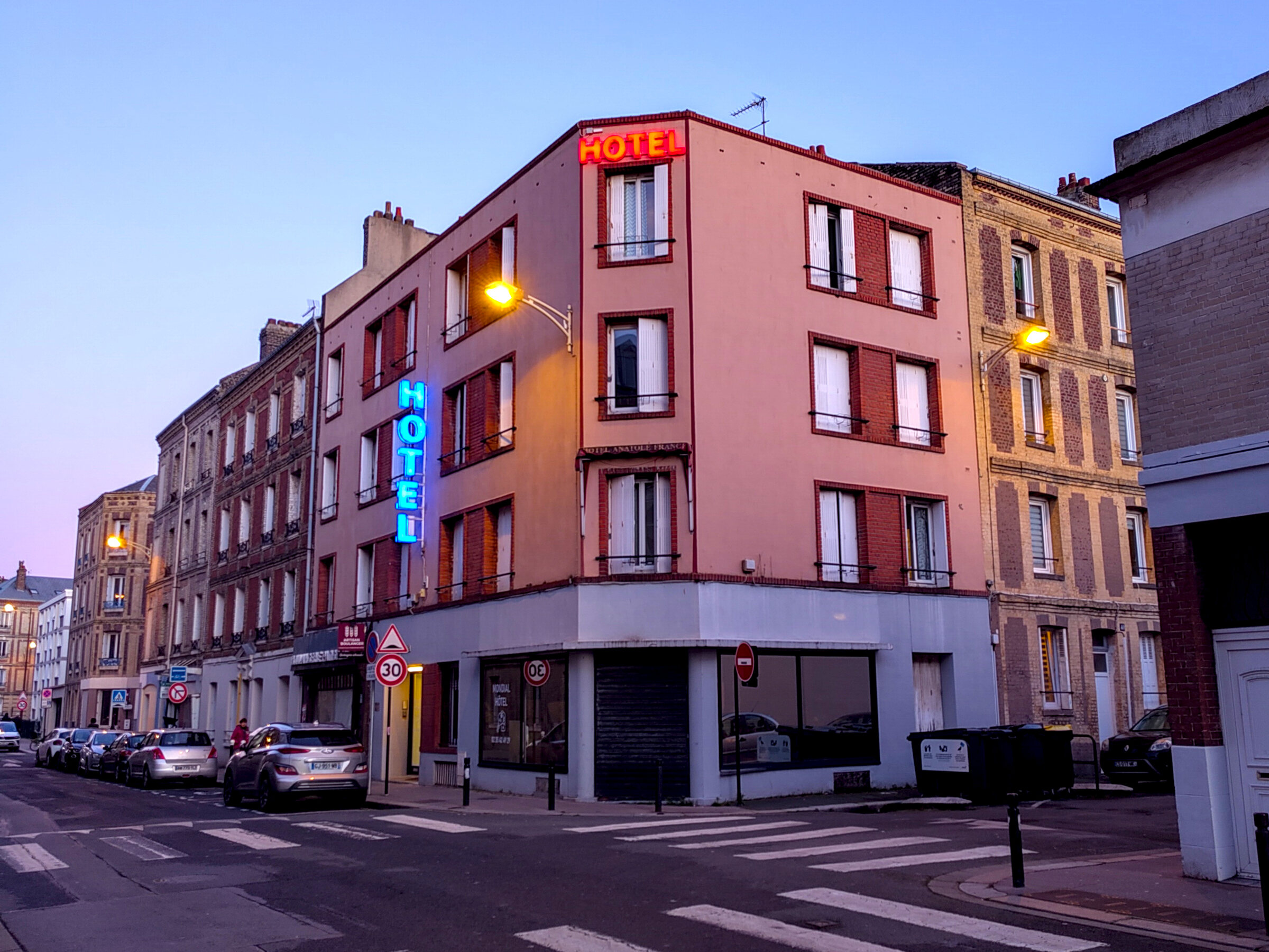 Façade d'hôtel au crépuscule