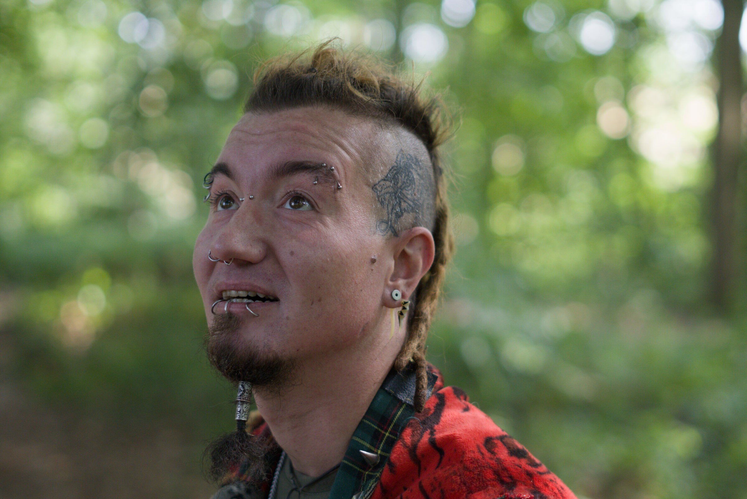 Portrait en forêt avec lumière douce