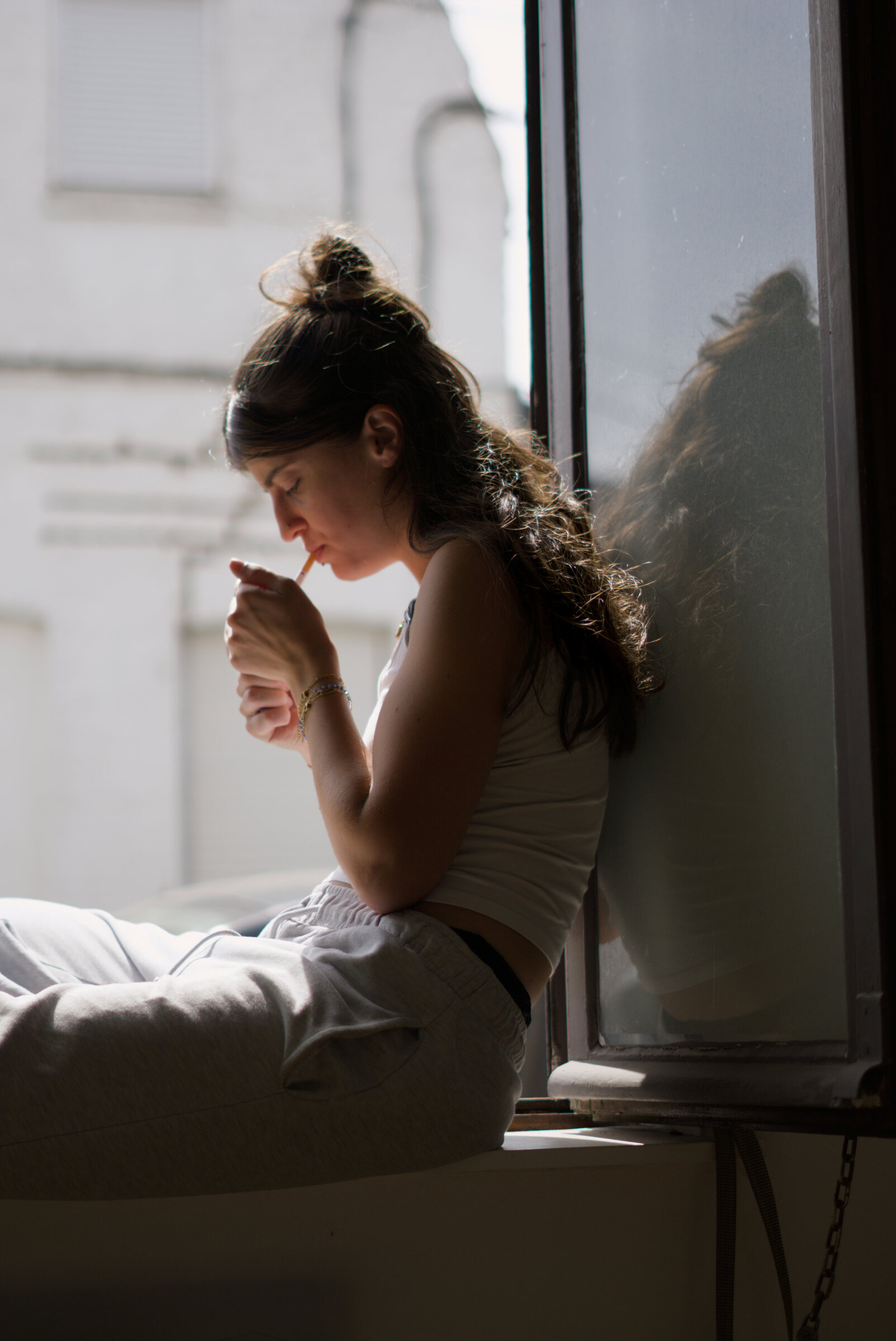 Portrait en intérieur près d'une fenêtre