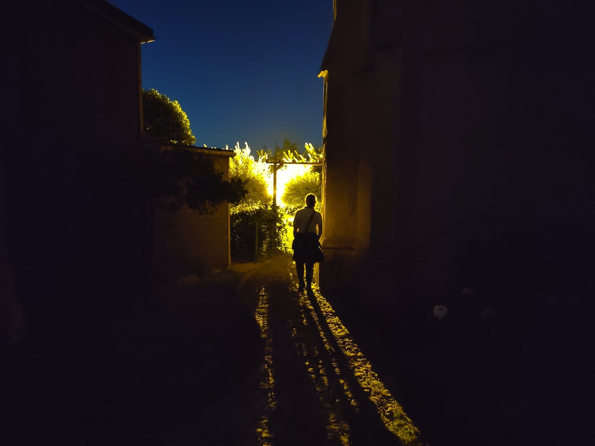 Silhouette dans une allée de nuit