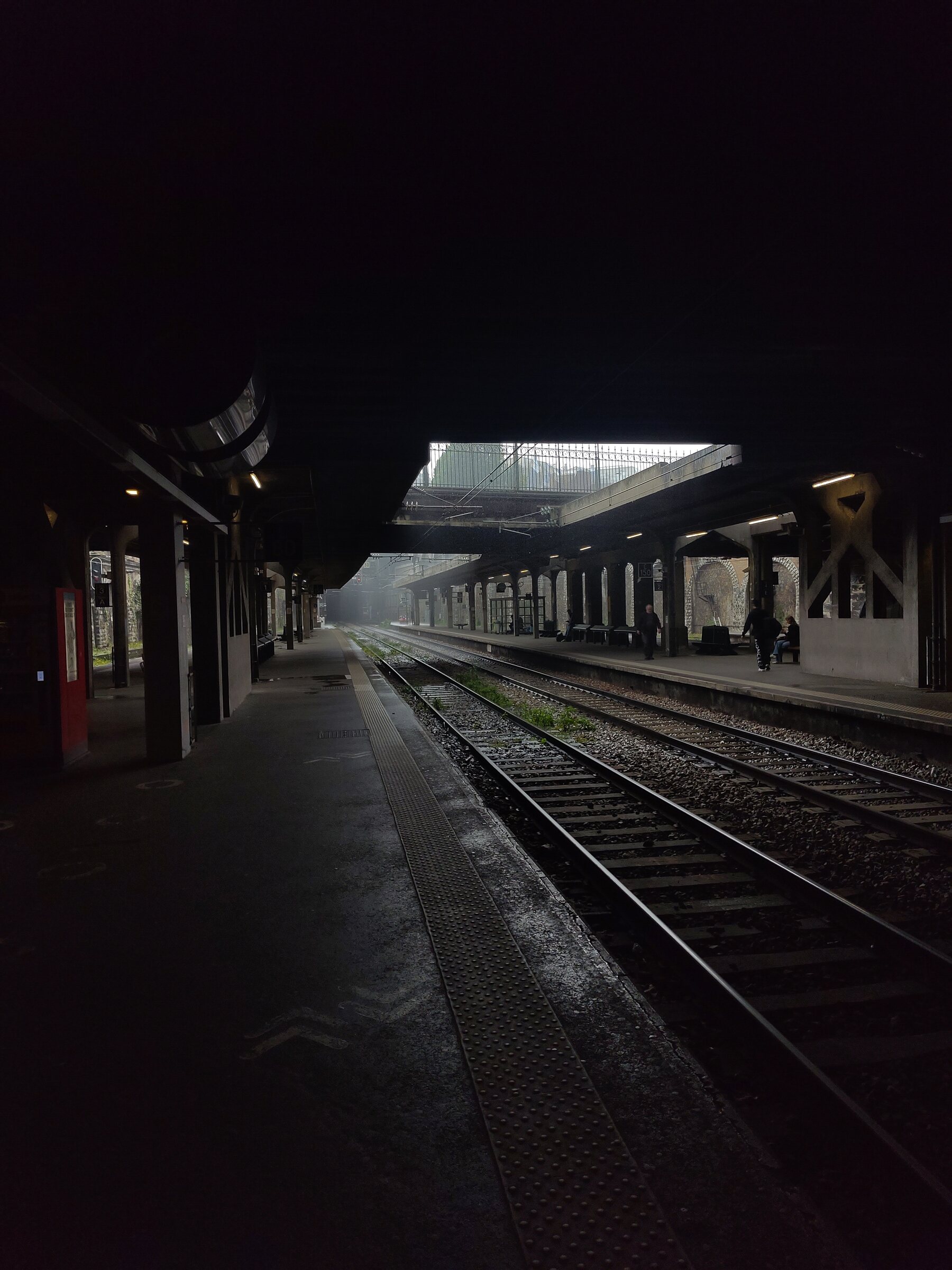 Quai de gare sous la pluie